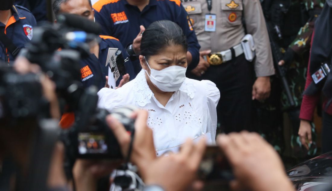 Tersangka Putri Candrawati saat rekonstruksi pembunuhan Brigadir J di rumah dinas Ferdy Sambo, Duren Tiga, Jakarta Selatan, Selasa (30/8). - JPNN.com