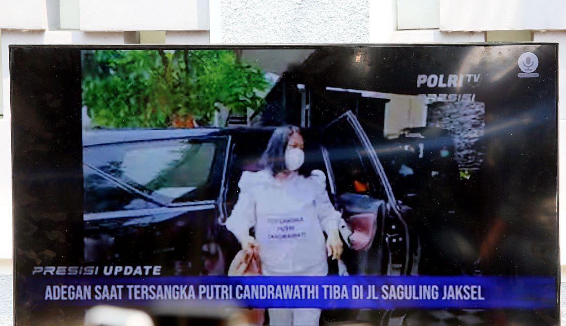 Tersangka Putri Candrawati saat mengikuti rekonstruksi kasus pembunuhan Brigadir J di rumah pribadinya, Jalan Saguling, Duren Tiga, Jakarta Selatan, Selasa (30/8). - JPNN.com