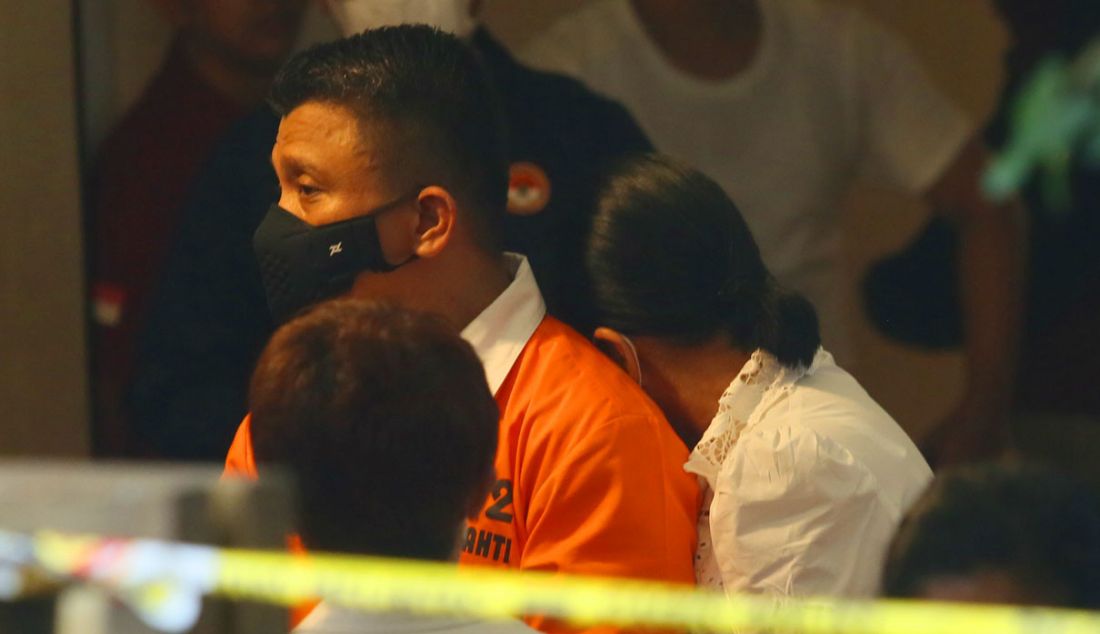 Putri Candrawati menyandarkan kepalanya di pundak suaminya Ferdy Sambo di sela rekonstruksi pembunuhan Brigadir J, di Duren Tiga, Jakarta Selatan, Selasa (30/8). - JPNN.com