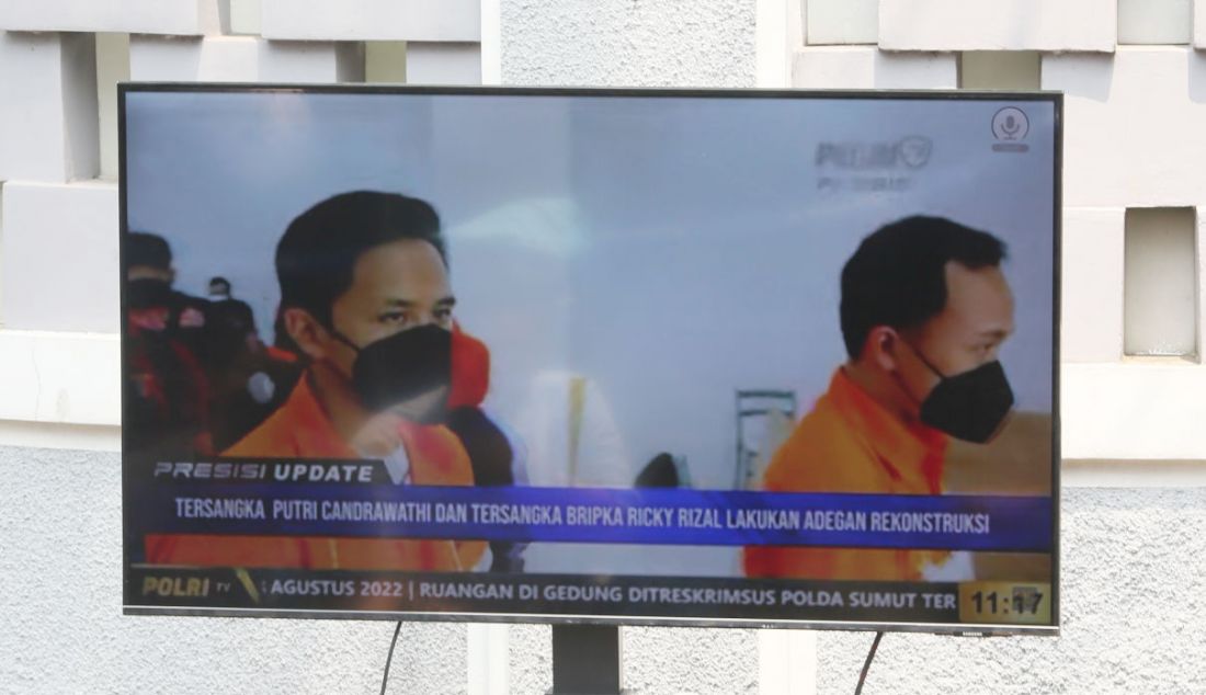 Tersangka Richard Eliezer Pudihang Lumiu dan Ricky Rizal saat mengikuti rekonstruksi kasus pembunuhan Brigadir J di rumah pribadinya, Jalan Saguling, Duren Tiga, Jakarta Selatan, Selasa (30/8). - JPNN.com