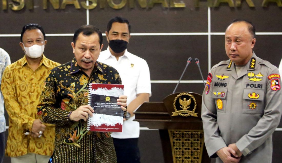 Ketua Komnas HAM RI Ahmad Taufan Damanik menyerahkan hasil investigasi kasus pembunuhan Brigadir J kepada Ketua Timsus sekaligus Irwasum Polri Komjen Agung Budi Maryoto, di kantor Komnas HAM, Jakarta, Kamis (1/9). - JPNN.com