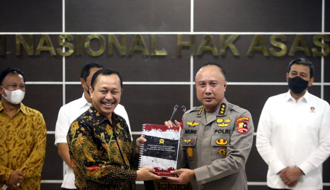 Ketua Komnas HAM RI Ahmad Taufan Damanik menyerahkan hasil investigasi kasus pembunuhan Brigadir J kepada Ketua Timsus Polri sekaligus Irwasum Komjen Agung Budi Maryoto di kantor Komnas HAM, Jakarta, Kamis (1/9). - JPNN.com