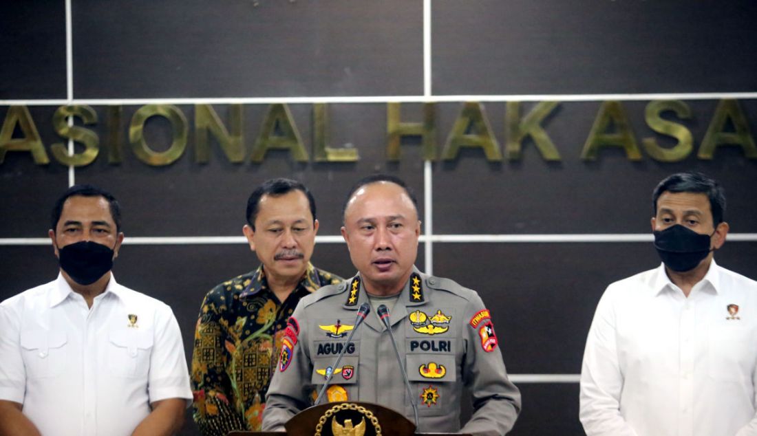 Ketua Timsus sekaligus Irwasum Polri Komjen Agung Budi Maryoto saat konferensi pers di kantor Komnas HAM, Jakarta, Kamis (1/9). - JPNN.com