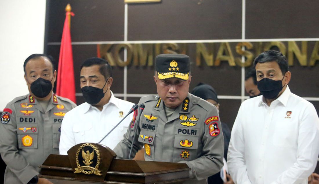 Ketua Timsus Polri Komjen Agung Budi Maryoto (dua kanan) bersama jajarannya memberikan keterangan pers seusai menerima hasil investigasi Komnas HAM perihal kasus pembunuhan Brigadir J, di kantor Komnas HAM, Jakarta, Kamis (1/9). - JPNN.com