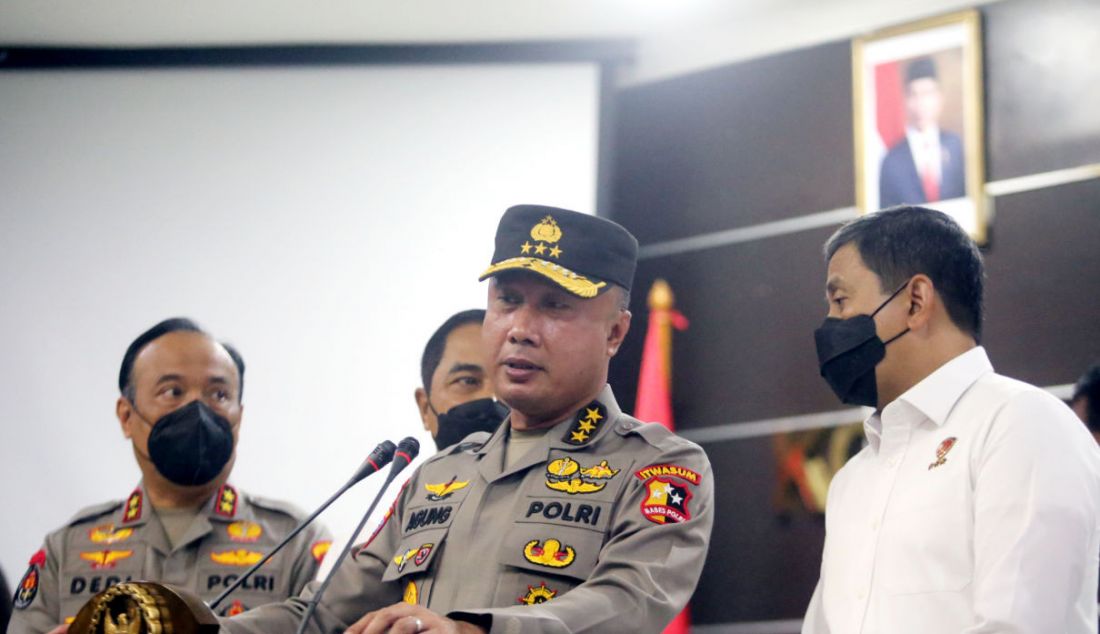 Irwasum Komjen Agung Budi Maryoto memberikan keterangan pers seusai menerima hasil investigasi Komnas HAM tentang kasus pembunuhan Brigadir J. - JPNN.com