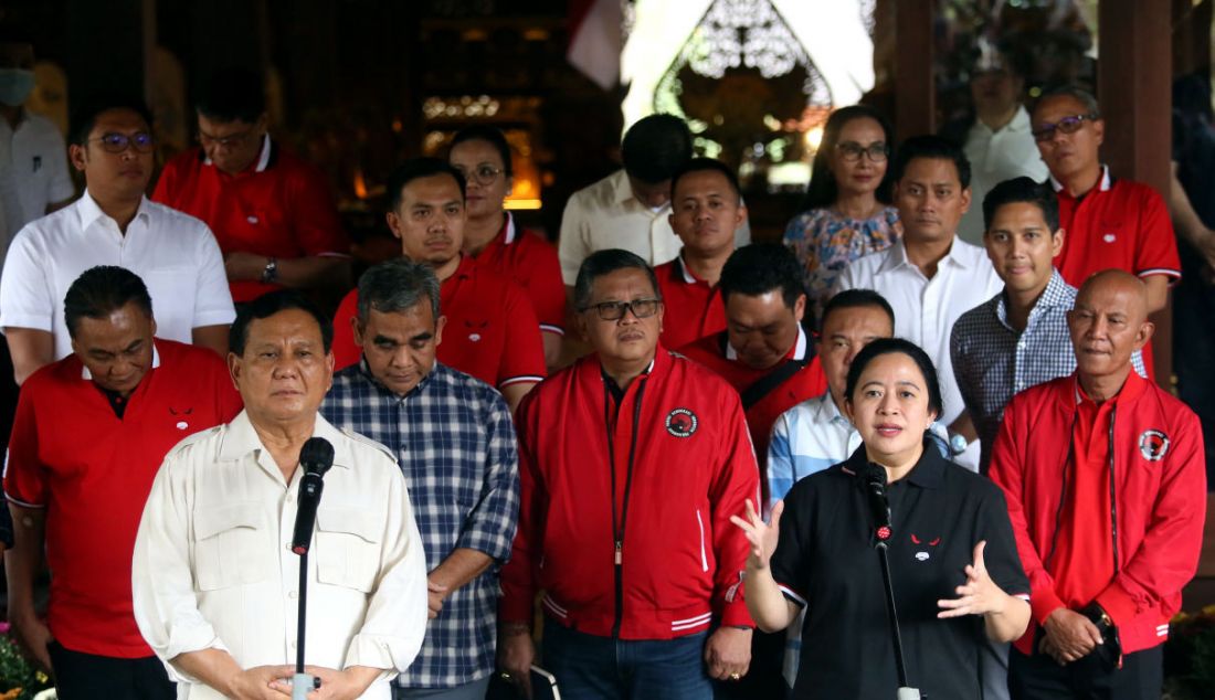 Ketua Umum Gerindra Prabowo Subianto dan Ketua DPP PDIP Puan Maharani memberikan keterangan pers seusai pertemuan tertutup di Padepokan Garuda Yaksa, Sentul, Bogor, Jawa Barat, Minggu (4/9). - JPNN.com