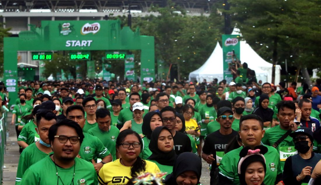Peserta berlari saat mengikuti Milo ACTIV Indonesia Race (MAIR) 2022 di kawasan Senayan, Jakarta, Minggu (4/9). Untuk menyambut Hari Olahraga Nasional yang jatuh pada 9 September mendatang, Nestle MILO menghadirkan MILO ACTIV Indonesia Race (MAIR) 2022 yang terbagi dalam beberapa kategori yaitu 10K, 5K dan family run 2,5K. - JPNN.com