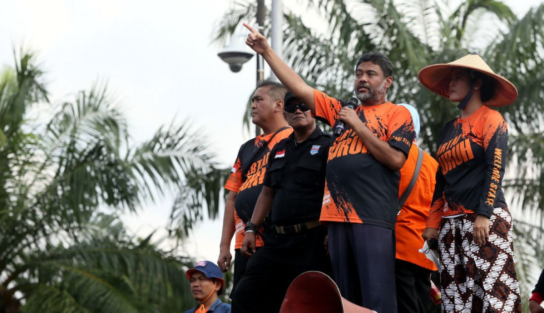 Presiden Konfederasi Serikat Pekerja Indonesia Said Iqbal memberikan orasi saat aksi di depan Gedung DPR, Jakarta, Selasa (6/9). Mereka menolak kenaikan harga BBM. - JPNN.com