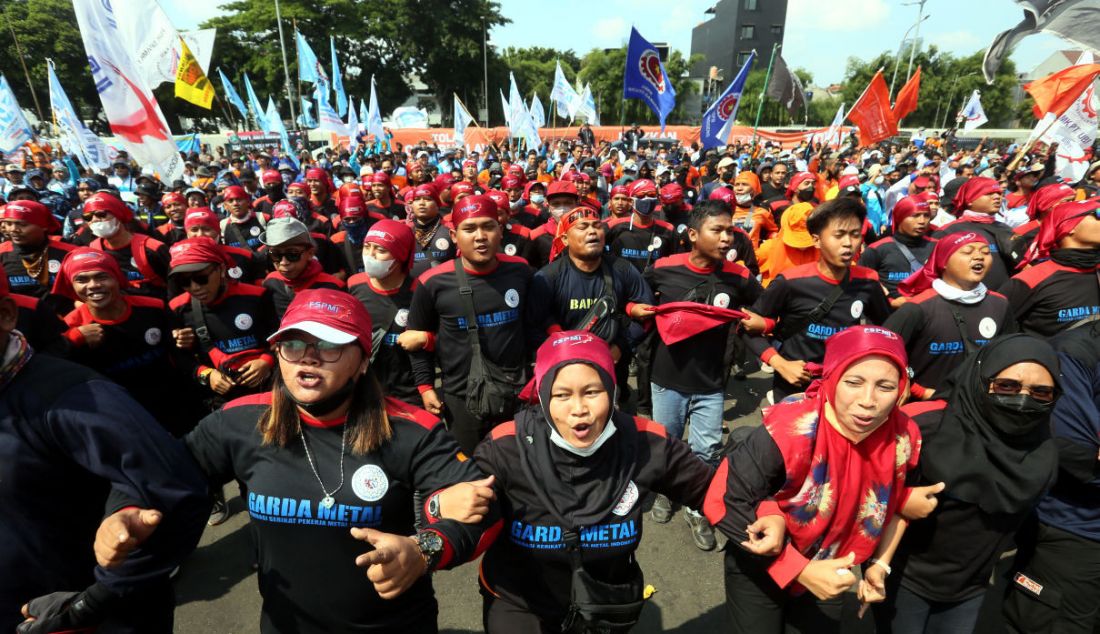 Sejumlah buruh melakukan aksi di depan Gedung DPR, Jakarta, Selasa (6/9). Mereka menolak kenaikan harga BBM. - JPNN.com