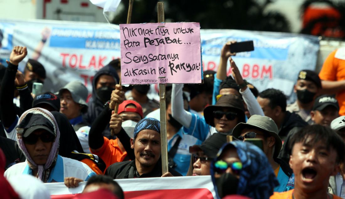 Sejumlah buruh melakukan aksi di depan Gedung DPR, Jakarta, Selasa (6/9). Mereka menolak kenaikan harga BBM. - JPNN.com