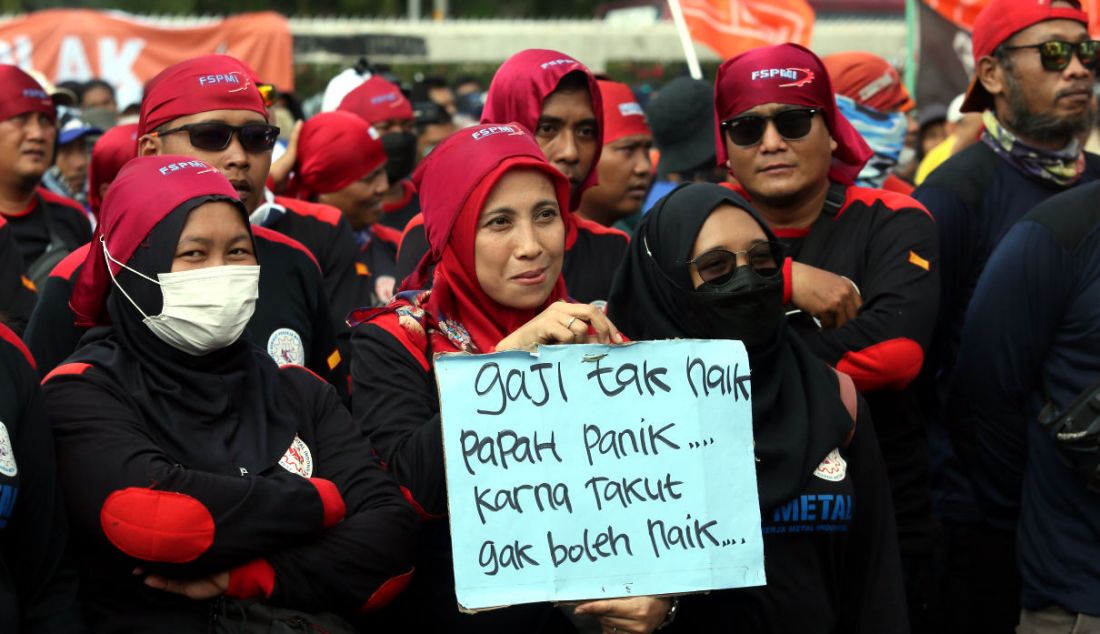 Sejumlah buruh melakukan aksi di depan Gedung DPR, Jakarta, Selasa (6/9). Mereka menolak kenaikan harga BBM. - JPNN.com