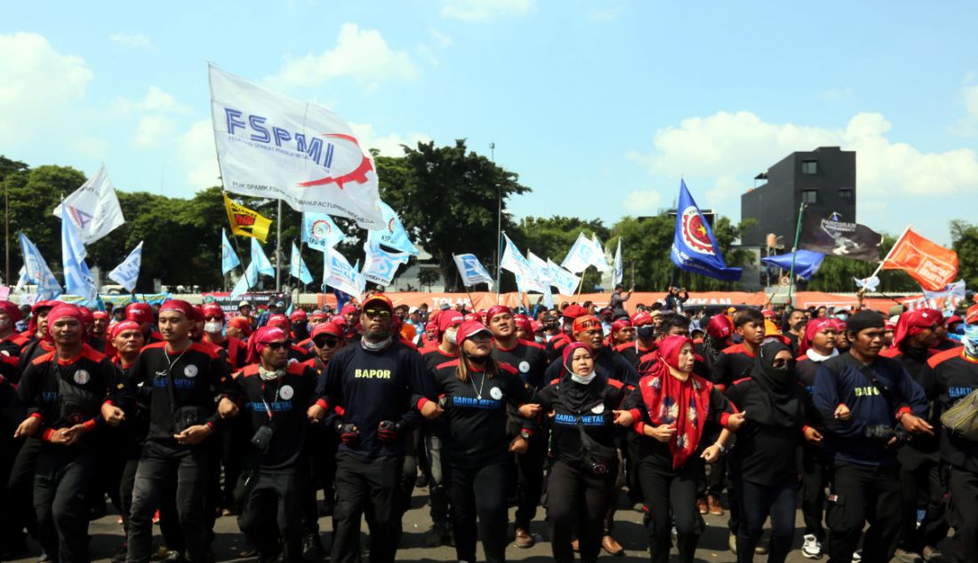 Sejumlah buruh melakukan aksi di depan Gedung DPR, Jakarta, Selasa (6/9). Mereka menolak kenaikan harga BBM. - JPNN.com