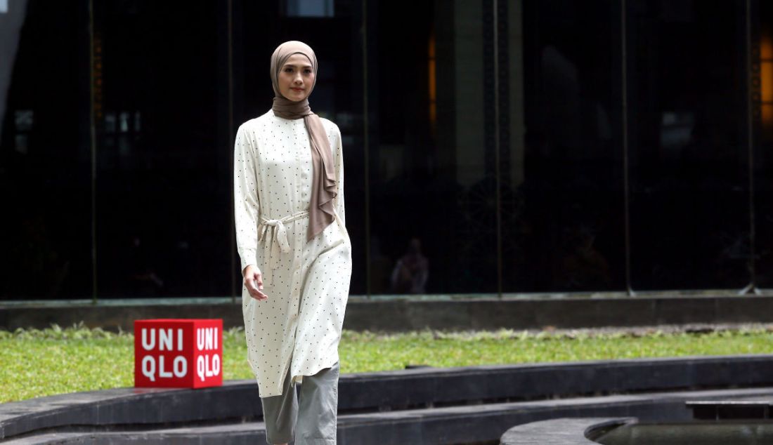 Model bergaya pada Fashion Show Uniqlo Modest WearFall/Winter 2022, Jakarta, Rabu (7/9). - JPNN.com