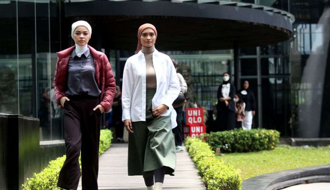 Para model bergaya pada Fashion Show Uniqlo Modest WearFall/Winter 2022, Jakarta, Rabu (7/9). - JPNN.com