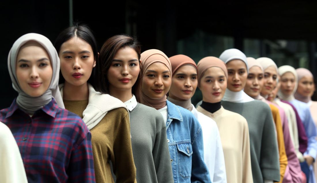 Sejumlah model di Fashion Show Uniqlo Modest WearFall/Winter 2022, Jakarta, Rabu (7/9). Uniqlo menampilkan 45 gaya berbusana musim panas dan dingin. - JPNN.com