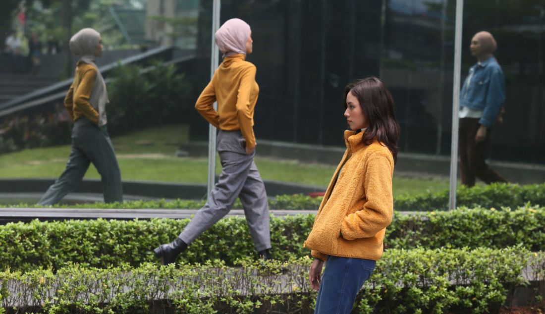 Sejumlah model di Fashion Show Uniqlo Modest WearFall/Winter 2022, Jakarta, Rabu (7/9). Uniqlo menampilkan 45 gaya berbusana musim panas dan dingin. - JPNN.com