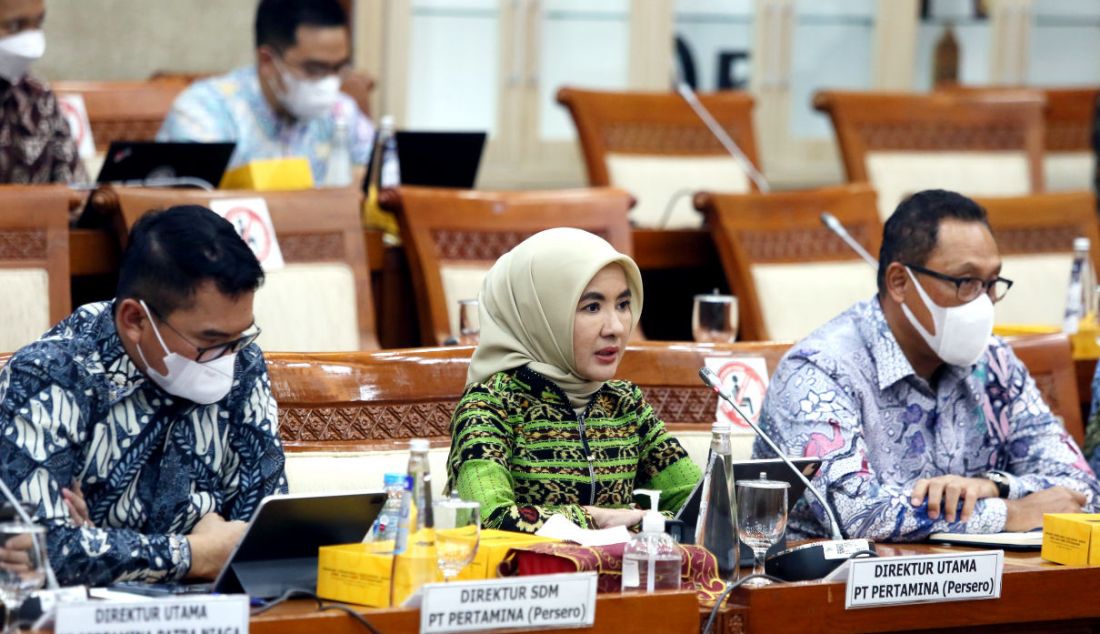 Direktur Utama Pertamina Nicke Widyawati (tengah) rapat dengar pendapat (RDP) dengan Komisi VI DPR, Jakarta, Kamis (8/9). - JPNN.com