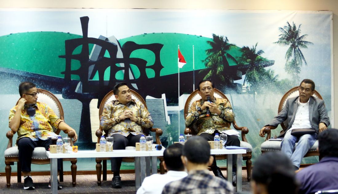 Mantan Menteri ATR/BPN Ferry Mursyidan Baldan, Anggota Komisi II DPR Muhammad Rifqinizamy Karsayuda, Stafsus Menteri ATR Bidang Penanganan Sengketa dan Konflik Tanah dan Ruang, Irjen Hary Sudwijanto dan Praktisi Hukum Agus Widjajanto menjadi pembicara pada diskusi Mengawal Instruksi Jokowi: Gebuk Mafia Tanah di gedung DPR, Jakarta, Kamis (8/9). - JPNN.com