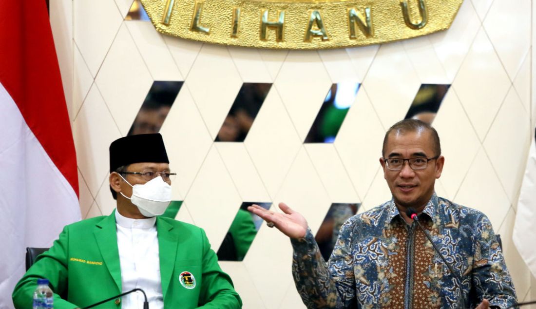 Ketua KPU Hasyim Asy'ari (kanan) menerima kunjungan Plt Ketua Umum PPP Muhamad Mardiono di Kantor KPU, Jakarta, Senin (12/9). - JPNN.com