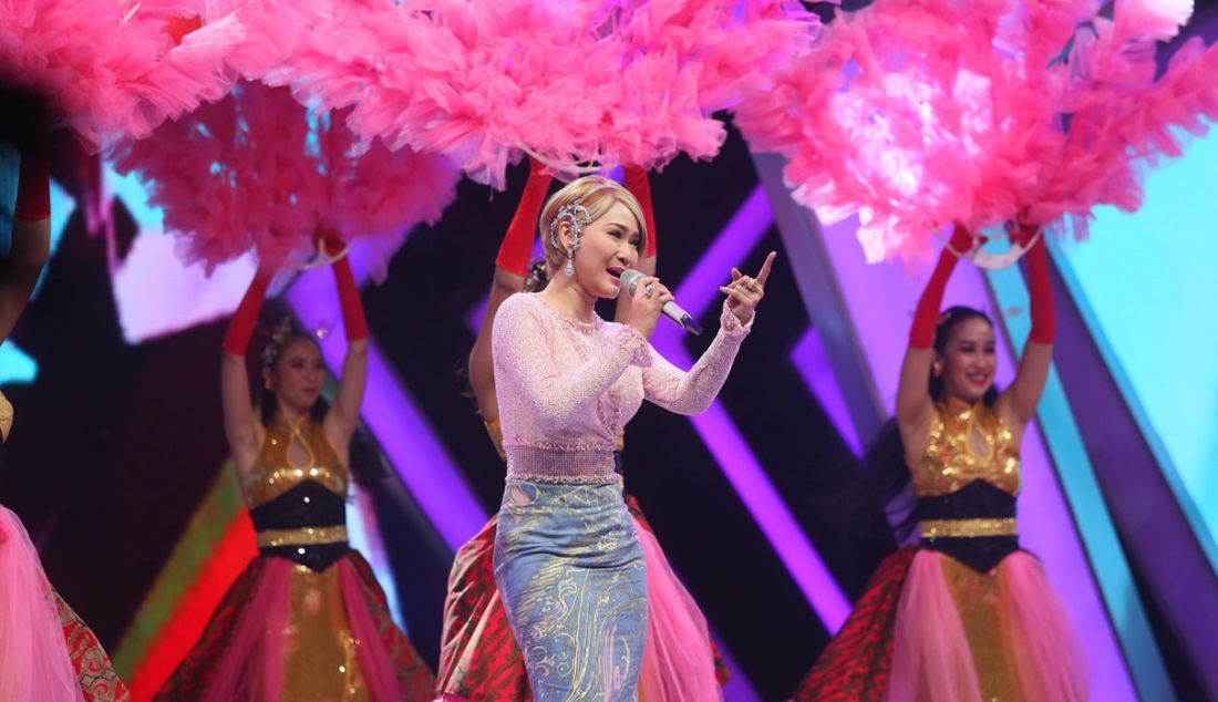 Pedangdut Inul Daratista saat menjadi bintang tamu pada ajang pencarian bakat Koplo Superstar yang tayang di ANTV, Jakarta, Minggu (12/9). - JPNN.com