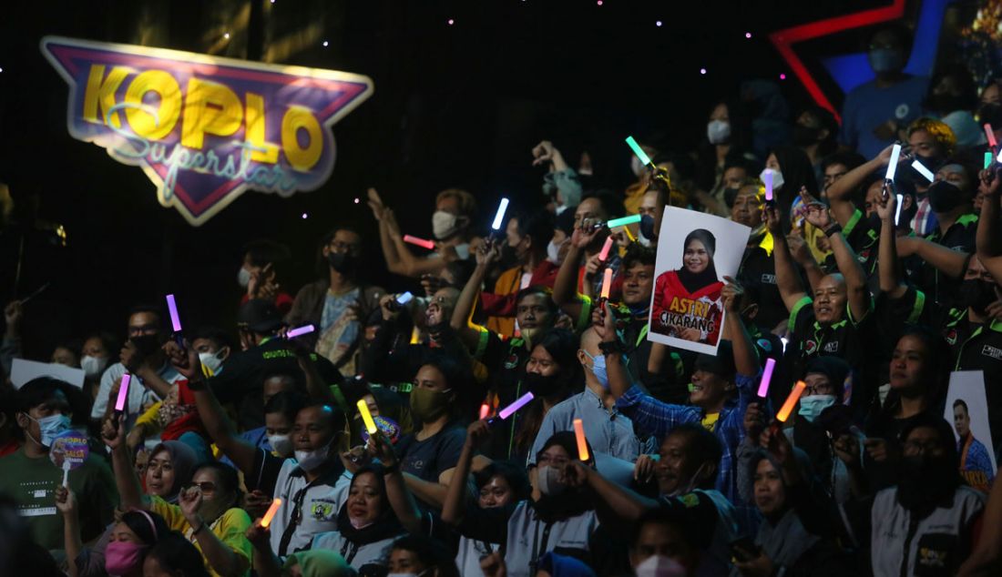 Sejumlah pendukung kontestan saat memberikan dukungan pada ajang pencarian bakat Koplo Superstar yang tayang di ANTV, Jakarta, Minggu (12/9). - JPNN.com