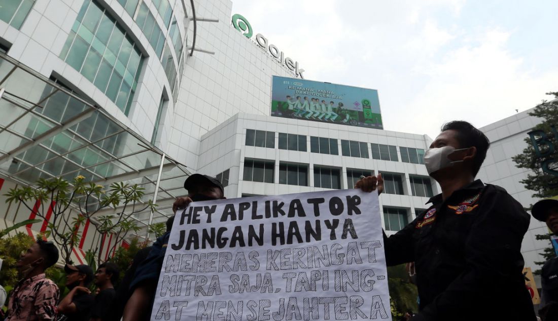 Sejumlah pengemudi taksi online Gojek berunjuk rasa di depan kantor Gojek, Jakarta, Senin (12/9). - JPNN.com