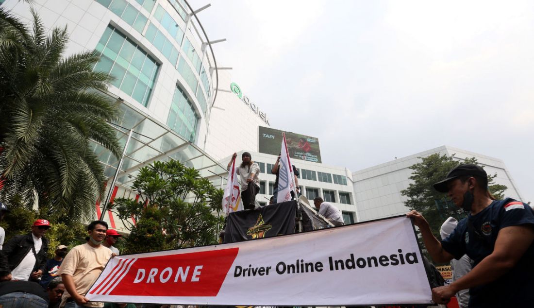 Sejumlah pengemudi taksi online berunjuk rasa di depan kantor Gojek, Jakarta, Senin (12/9). - JPNN.com