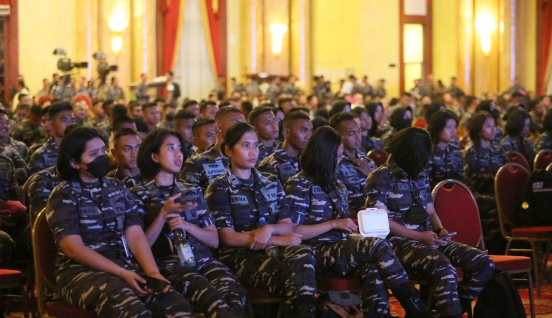 Ribuan anggota TNI AL saat nonton bareng serial drama Bintang Samudera di Balai Samudera, Jakarta, Senin (19/9). - JPNN.com