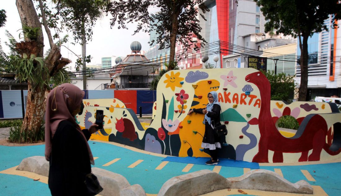 Pengunjung menikmati suasana Taman Literasi Martha Christina Tiahahu di kawasan Blok M, Jakarta Selatan, Kamis (22/9). Foto: Ricardo - JPNN.com