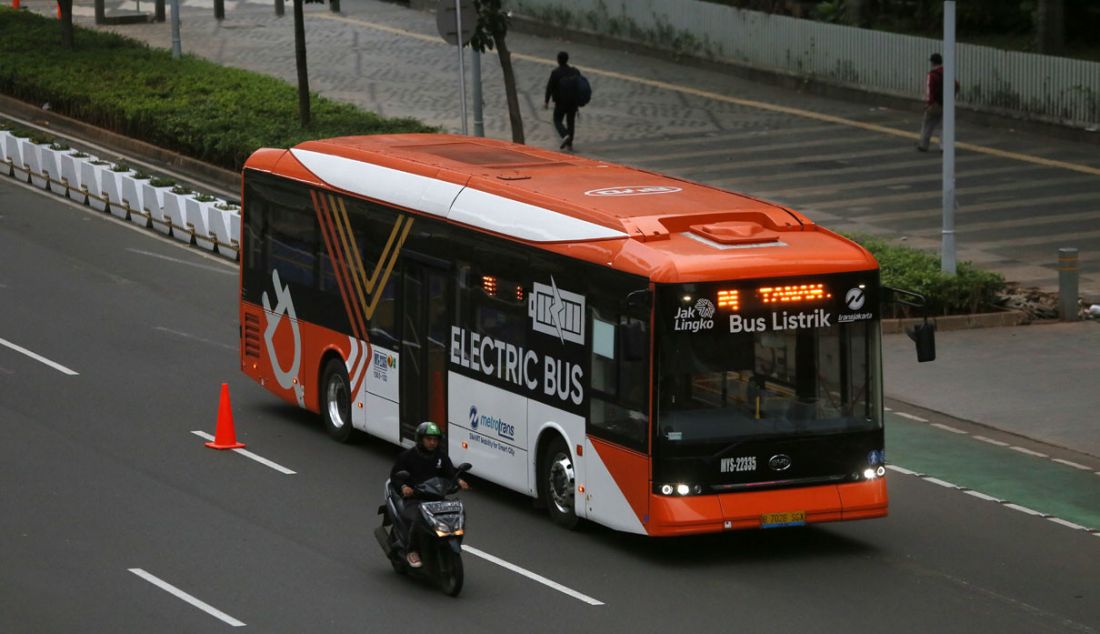 Bus listrik Transjakarta melintas di Jalan Jenderal Sudirman, Jakarta, Sabtu (24/9). - JPNN.com