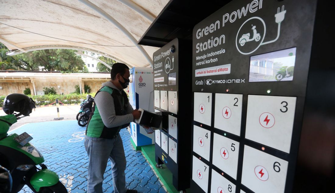 Pengemudi ojek online menukar baterai motor di Stasiun Pengisian Kendaraan Listrik Umum (SPKLU) PLN, Jakarta, Sabtu (24/9). Kendaraan listrik memiliki banyak keuntungan, seperti pajak kendaraan listrik murah, ramah lingkungan, suara mesin senyap atau tidak bising, pengisian bahan bakar praktis, perawatan mesin murah dan hemat, serta membantu program pemerintah bebas emisi karbon pada 2060. - JPNN.com