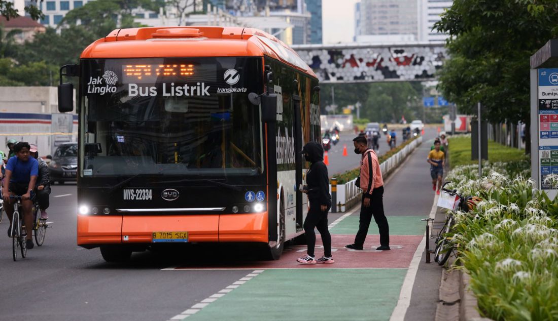 Warga menaiki bus listrik Transjakarta di Jalan Jenderal Sudirman, Jakarta, Sabtu (24/9). - JPNN.com