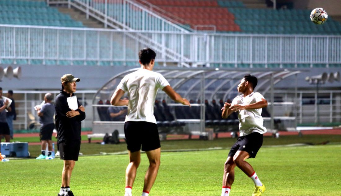 Pelatih Timnas Indonesia Shin Tae Yong memimpin latihan menjelang laga melawan Curacao di Stadion Pakansari, Cibinong, Kabupaten Bogor, Jawa Barat, Senin (26/9). - JPNN.com