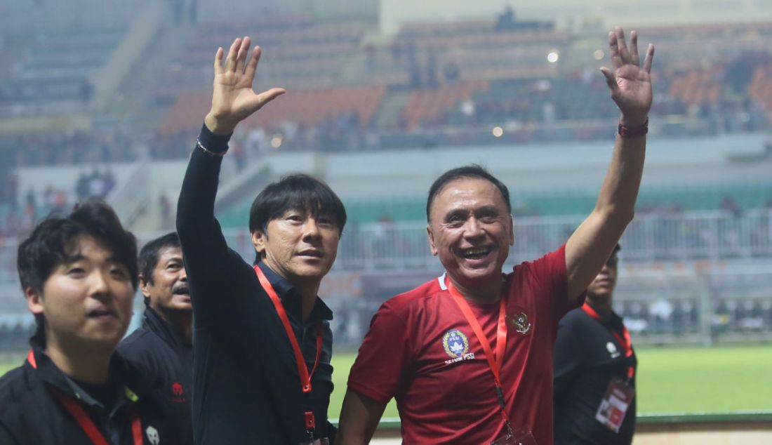 Pelatih Timnas Indonesia Shin Tae Yong dan Ketua umum PSSI Mochamad Iriawan menyapa suporter seusai pertandingan 'FIFA Match Day' di Stadion Pakansari, Cibinong, Kabupaten Bogor, Jawa Barat, Selasa (27/9). Indonesia menang atas Curacao dengan skor 2-1. - JPNN.com