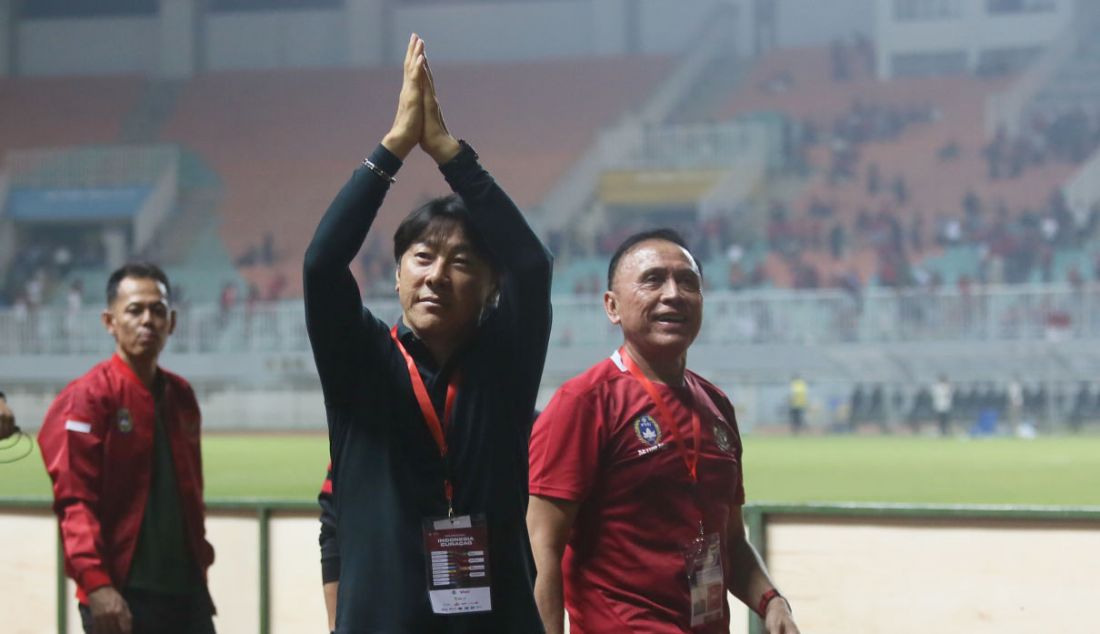 Pelatih Timnas Indonesia Shin Tae Yong dan Ketua umum PSSI Mochamad Iriawan menyapa suporter seusai pertandingan 'FIFA Match Day' di Stadion Pakansari, Cibinong, Kabupaten Bogor, Jawa Barat, Selasa (27/9). Indonesia menang atas Curacao dengan skor 2-1. - JPNN.com