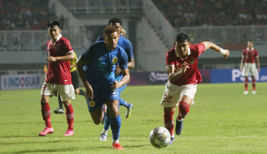 Pemain Timnas Indonesia Dendy Sulistyawan berusaha mengejar bola pada pertandingan 'FIFA Match Day' di Stadion Pakansari, Cibinong, Kabupaten Bogor, Jawa Barat, Selasa (27/9). Indonesia menang atas Curacao dengan skor 2-1. - JPNN.com