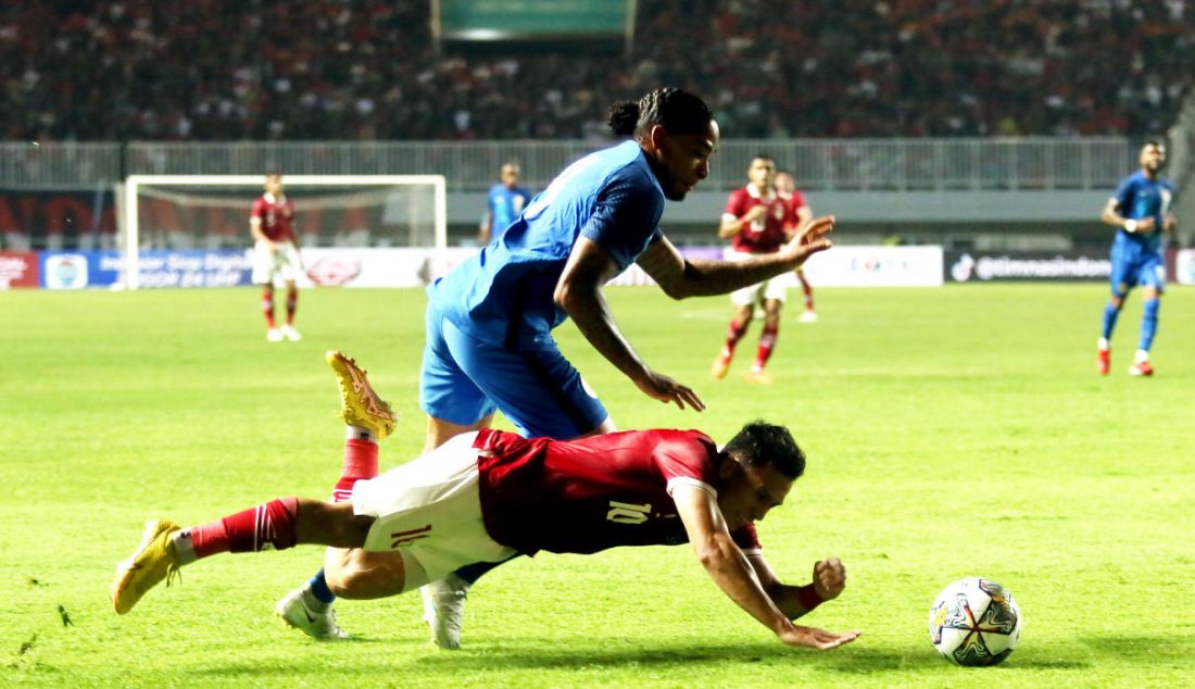 Pemain Timnas Indonesia Egy Maulana Vikri saat dijatuhkan pemain Timnas Curacao pada pertandingan 'FIFA Match Day' di Stadion Pakansari, Cibinong, Kabupaten Bogor, Jawa Barat, Selasa (27/9). Indonesia menang atas Curacao dengan skor 2-1. - JPNN.com