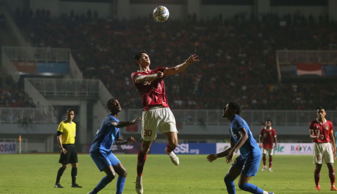 Pemain Timnas Indonesia Elkan William Tio Baggott saat menyundul bola pada pertandingan 'FIFA Match Day' di Stadion Pakansari, Cibinong, Kabupaten Bogor, Jawa Barat, Selasa (27/9). Indonesia menang atas Curacao dengan skor 2-1. - JPNN.com