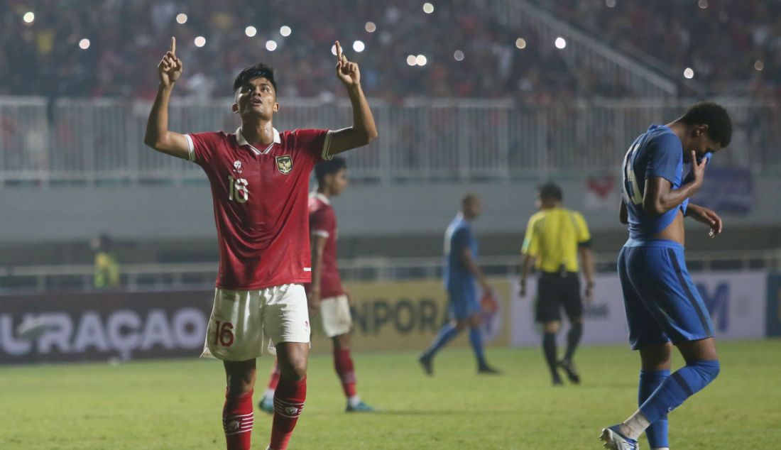 Pemain Timnas Indonesia M Ramadhan Sananta melakukan selebrasi seusai pada pertandingan 'FIFA Match Day' di Stadion Pakansari, Cibinong, Kabupaten Bogor, Jawa Barat, Selasa (27/9). Indonesia menang atas Curacao dengan skor 2-1. - JPNN.com