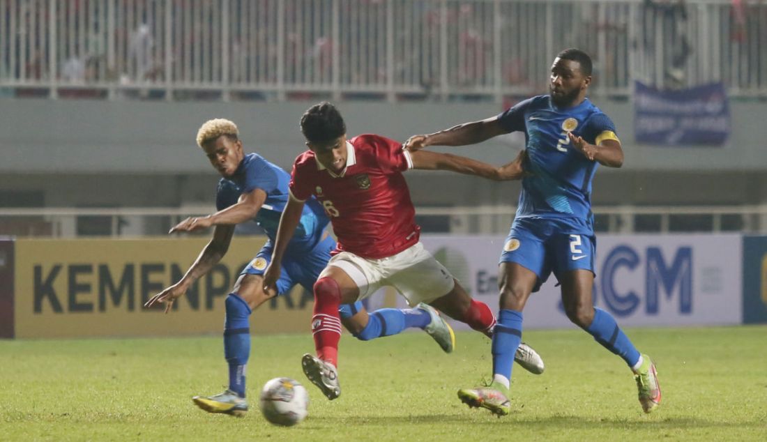 Pemain Timnas Indonesia M Ramadhan Sananta mendapat pengawalan dua pemain Timnas Curacao pada pertandingan 'FIFA Match Day' di Stadion Pakansari, Cibinong, Kabupaten Bogor, Jawa Barat, Selasa (27/9). Indonesia menang atas Curacao dengan skor 2-1. - JPNN.com