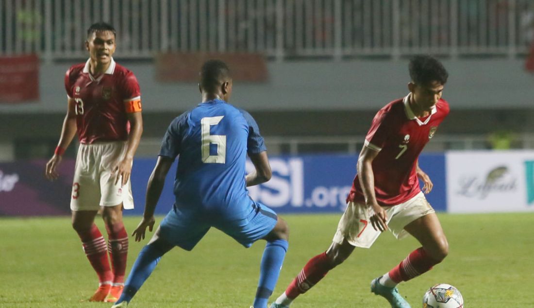 Pemain Timnas Indonesia Marselino Ferdinan berusaha melewati hadangan pemain Timnas Curacao pada pertandingan 'FIFA Match Day' di Stadion Pakansari, Cibinong, Kabupaten Bogor, Jawa Barat, Selasa (27/9). Indonesia menang atas Curacao dengan skor 2-1. - JPNN.com