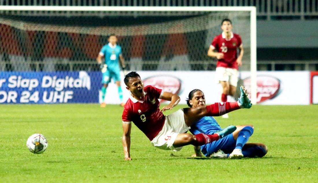 Pemain Timnas Indonesia Muhammad Dimas Drajad saat dijatuhkan pemain Timnas Curacao pada pertandingan 'FIFA Match Day' di Stadion Pakansari, Cibinong, Kabupaten Bogor, Jawa Barat, Selasa (27/9). Indonesia menang atas Curacao dengan skor 2-1. - JPNN.com