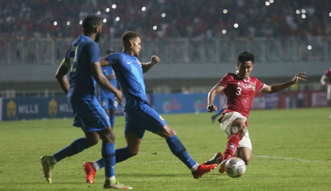 Pemain Timnas Indonesia Muhammad Ferarri saat berebut bola dengan pemain Timnas Curacao pada pertandingan 'FIFA Match Day' di Stadion Pakansari, Cibinong, Kabupaten Bogor, Jawa Barat, Selasa (27/9). Indonesia menang atas Curacao dengan skor 2-1. - JPNN.com