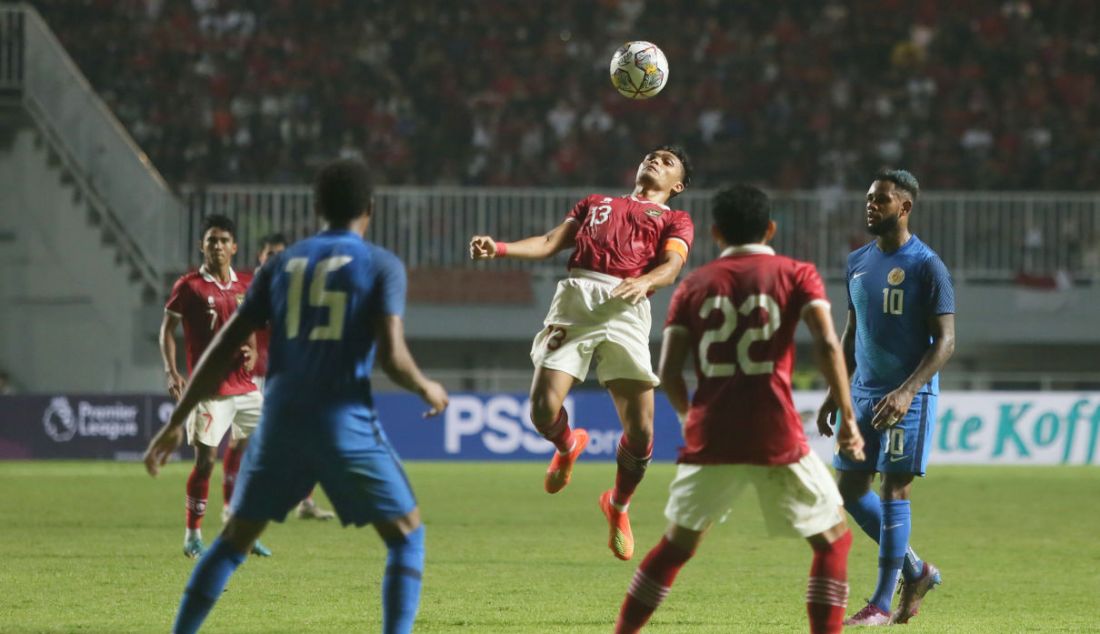 Pemain Timnas Indonesia Rachmat Irianto saat mengontrol bola pada pertandingan 'FIFA Match Day' di Stadion Pakansari, Cibinong, Kabupaten Bogor, Jawa Barat, Selasa (27/9). Indonesia menang atas Curacao dengan skor 2-1. - JPNN.com