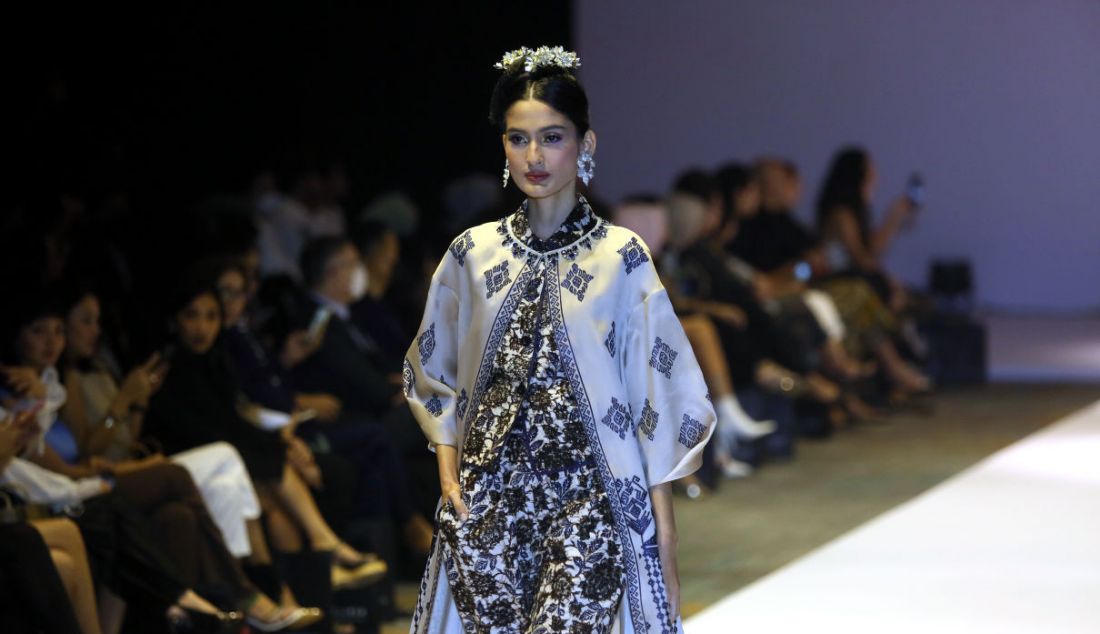 Model memperagakan busana karya desainer Denny Wirawan pada LANGKAH Trunk Show Collection 2022/2023 di Jakarta, Rabu (28/9). - JPNN.com