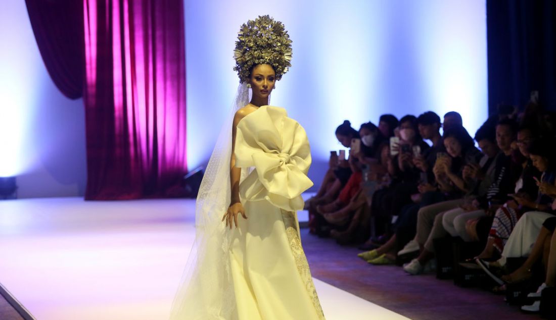 Model memperagakan busana karya desainer Denny Wirawan pada LANGKAH Trunk Show Collection 2022/2023 di Jakarta, Rabu (28/9). - JPNN.com