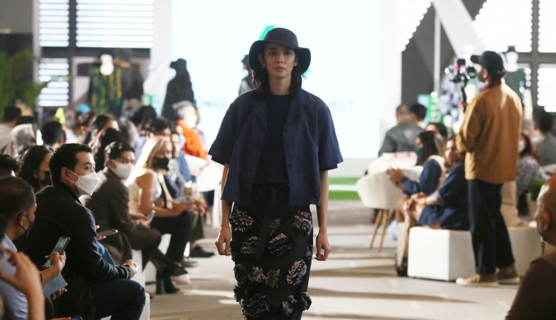 Model memperagakan busana karya desainer Adrie Basuki pada Remake Project di Jakarta, Kamis (29/9). - JPNN.com
