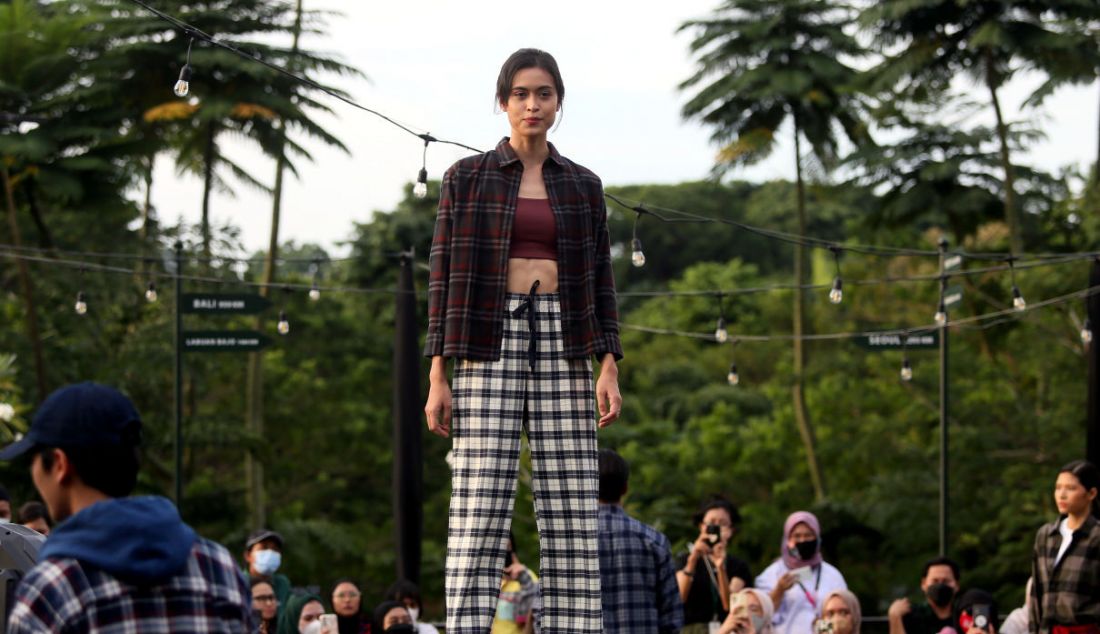 Model memeragakan busana Flannel Fall/Winter 2022 di Jakarta, Jumat (30/9). - JPNN.com