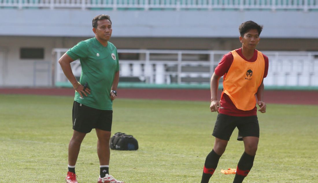 Pelatih Timnas U-17 Indonesia Bima sakti memimpin sesi latihan di Stadion Pakansari, Kabupaten Bogor, Jawa Barat, Jumat (30/9). - JPNN.com