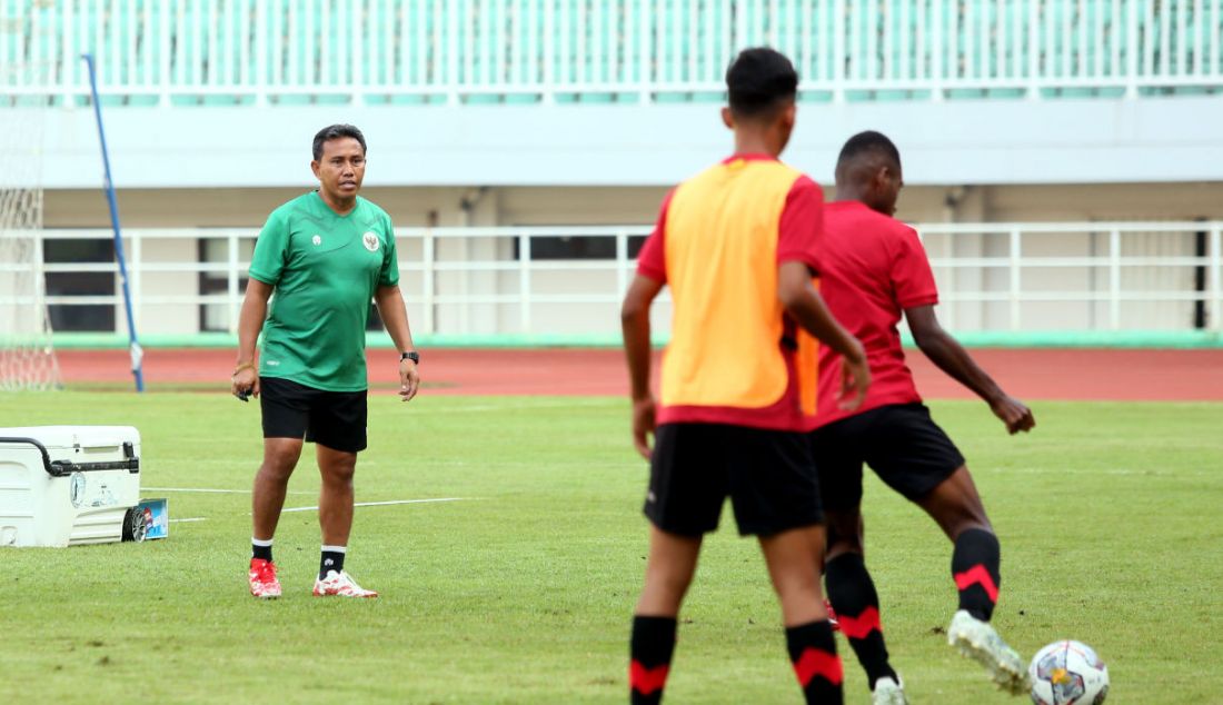 Pelatih Timnas U-17 Indonesia Bima sakti memimpin sesi latihan di Stadion Pakansari, Kabupaten Bogor, Jawa Barat, Jumat (30/9). - JPNN.com